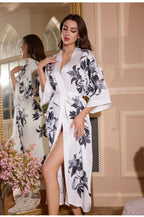 Robe longue en satin blanc floral