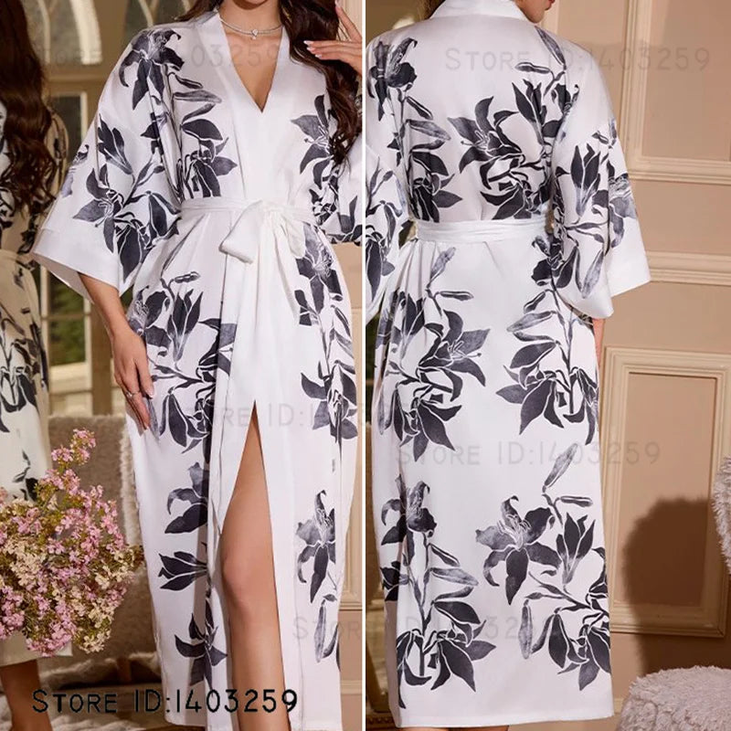 Robe longue en satin blanc floral