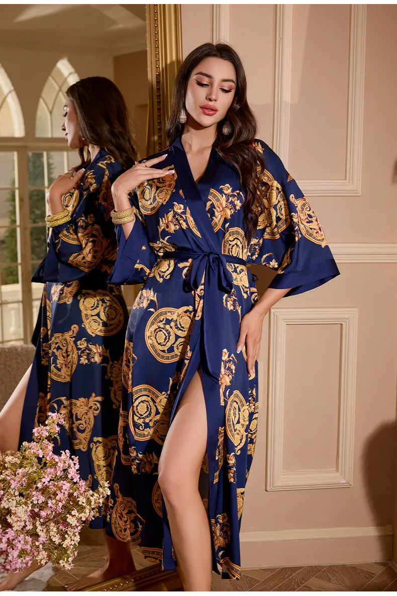 Robe longue en satin bleu abstrait